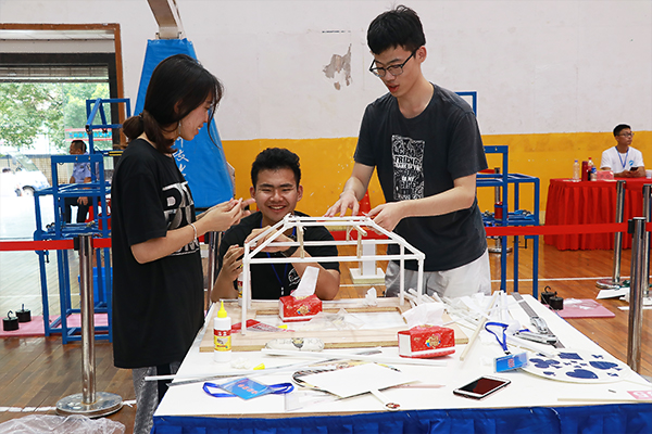 参赛小组成员合作完成模型制作 3200威尼斯vip宣传部 隋明潓 摄0.jpg